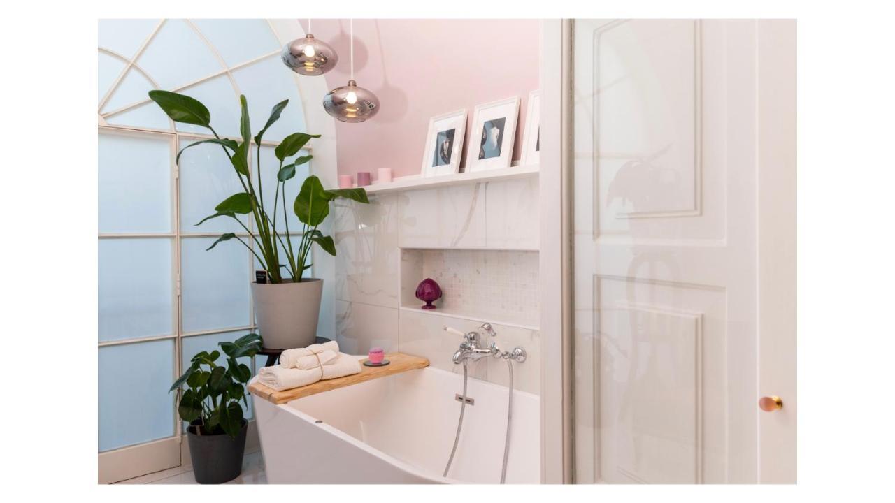 Light Pink - Suite In The Middle Of Everything Torre Annunziata Eksteriør billede