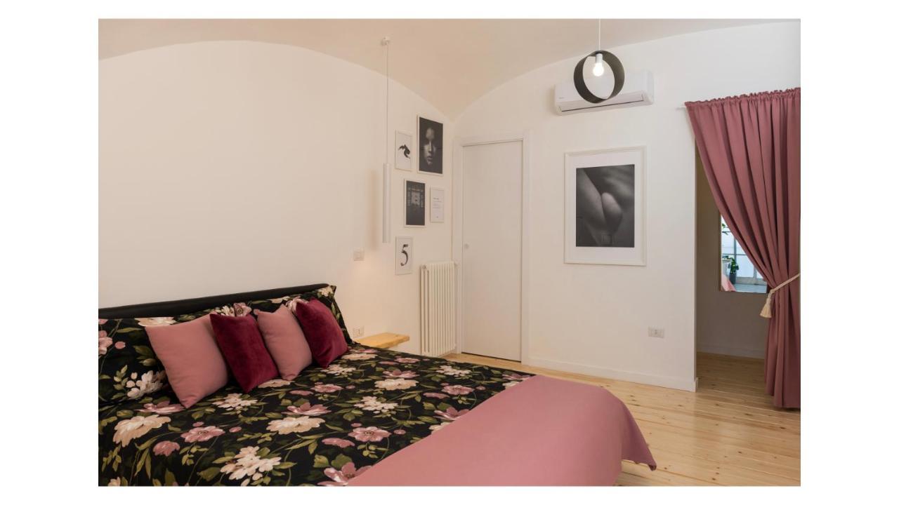 Light Pink - Suite In The Middle Of Everything Torre Annunziata Eksteriør billede